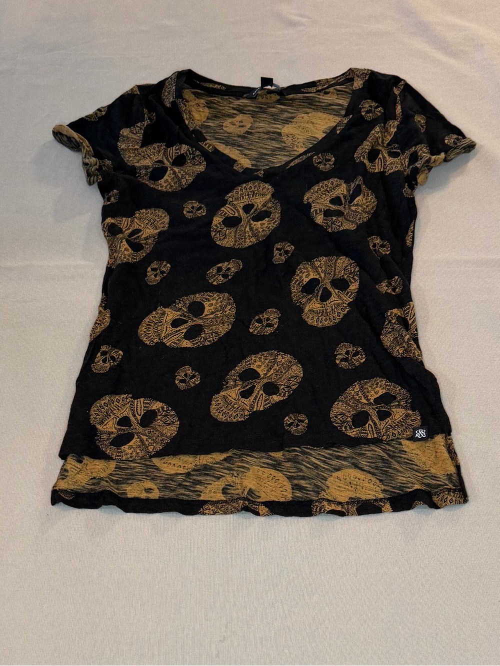Rock & Republic Black and Gold Skull Print V-Neck Tee